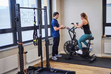 Rehabilitations-Training auf der praxiseigenen Trainingsfläche