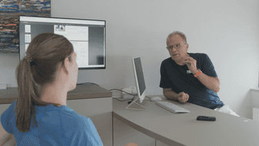 Prof. Dr. Tobolski im Vorgespräch mit einer Patientin am Befundmonitor
