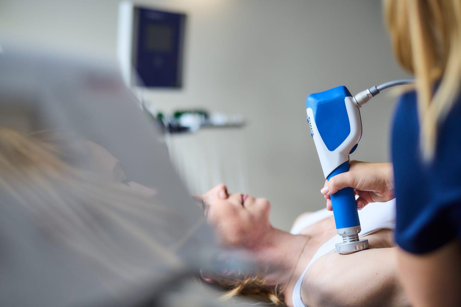 Stoßwellen&shy;therapie: Wann sie hilft und was Sie erwartet