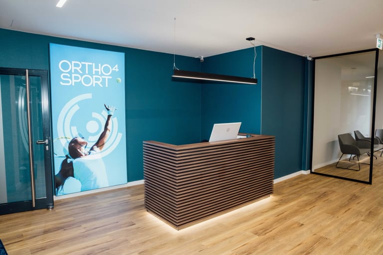 Empfangsbereich der Ortho4Sport-Praxis in Köln-Rodenkirchen