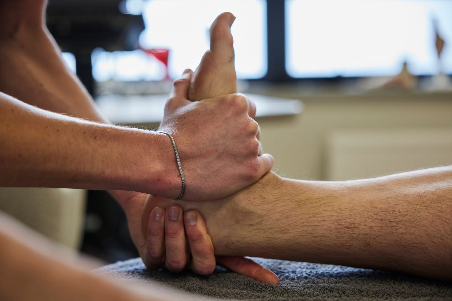 Osteopathische Palpation des Sprunggelenks und Fußgewölbes bei Ortho4Sport Köln